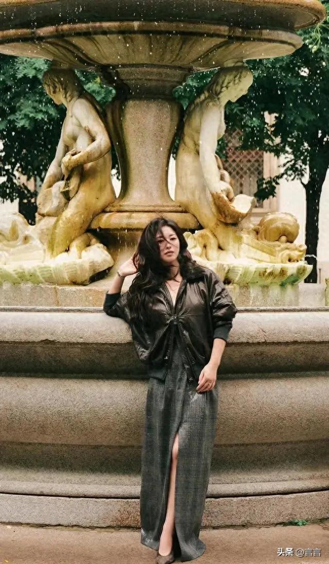 朱珠穿衣太“放纵” 真空穿夹克 拉链在中间露肤 一般人真不敢