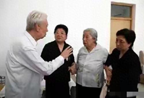 2008年8月20日，华国锋同志逝世后，顾秀莲看望韩芝俊紧紧的握手