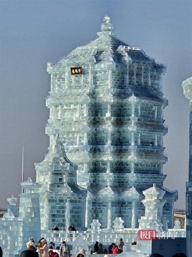 哈尔滨冰雪大世界开园首日，湖北游客惊叹：来东北还能看到家乡的黄鹤楼