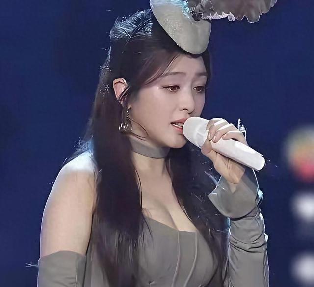 舞台灯光下她泪流满面，二十年从青涩少女到成熟艺人