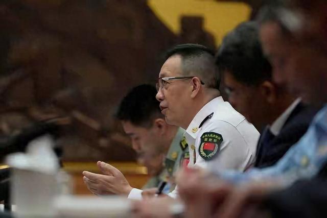 美国代表团刚到北京，中国当天向全球公开，福建舰弹射歼-35画面