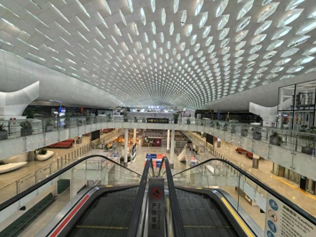 飞机怎么躲台风？直击“桦加沙”下深圳机场的硬核操作