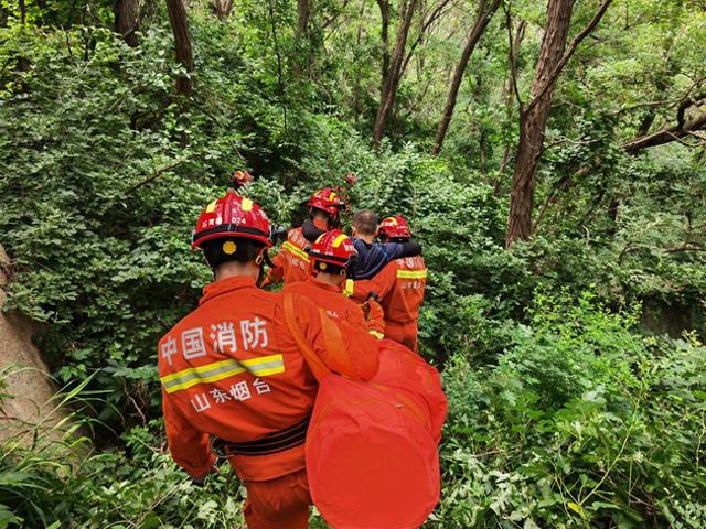 男子登山时不慎崴脚，烟台消防翻山越岭救援