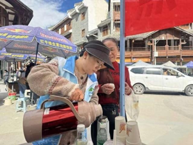 四川松潘：青年志愿者助力文旅发展