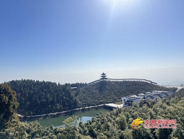 且乘索道云间瞰景 听梅岭故事缓缓道来