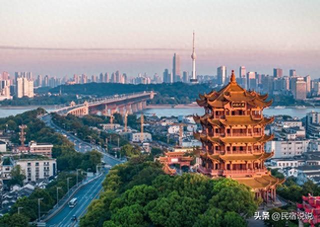 一天13500多人登上黄鹤楼，武汉热吗？