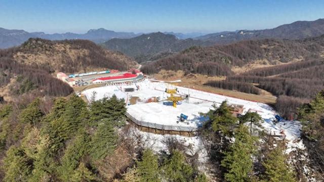 探访北纬31度高山滑雪场 冷冰雪撬动热经济一线观察