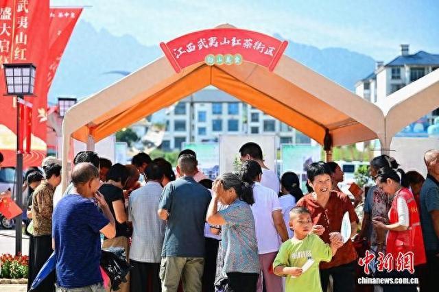 江西武夷山红茶街区开街引客潮 茶旅融合激活产业新势能