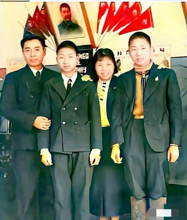 这是毛岸英和毛岸青，以及周总理	、邓颖超的真实合影