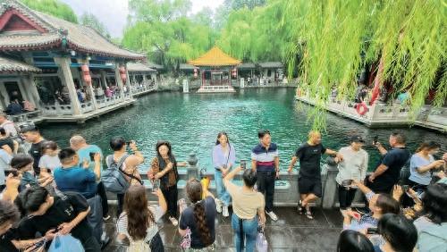 即日起，外地游客持抵济登机牌可免费游趵突泉