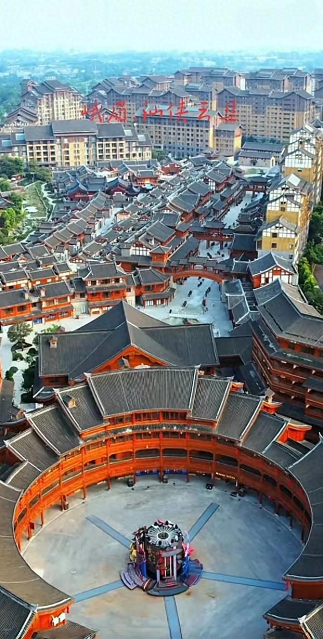 峨眉山前新开发的文旅项目人气旺盛，可我目睹却人气低落