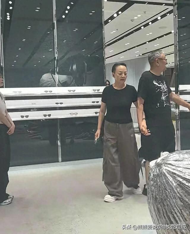 宋丹丹和老公赵玉吉在北京三里屯牵手逛街，两个人看起来太恩爱了