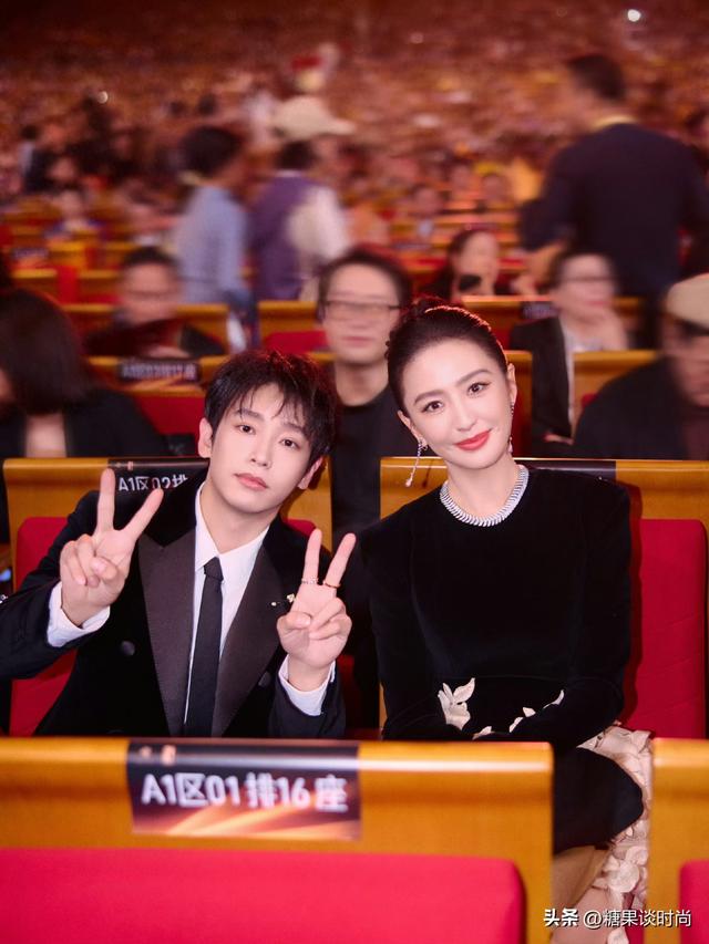 42岁的佟丽娅，身穿“繁华落叶裙”出席金鸡百花电影节，好美呀