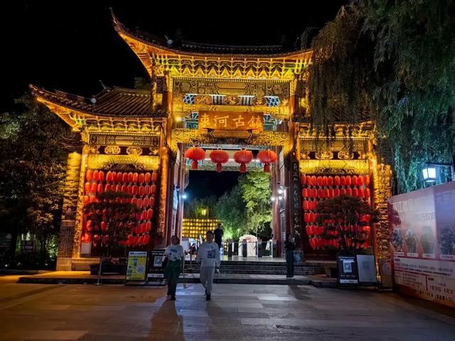 丽江束河古镇篝火晚会打跳：夜幕下的民族欢歌，点燃旅途激情