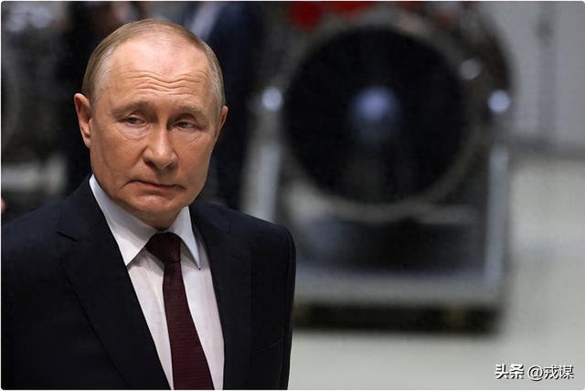 俄乌生死局！5000乌军陷重围，西方美梦碎，核战风险已拉响警报