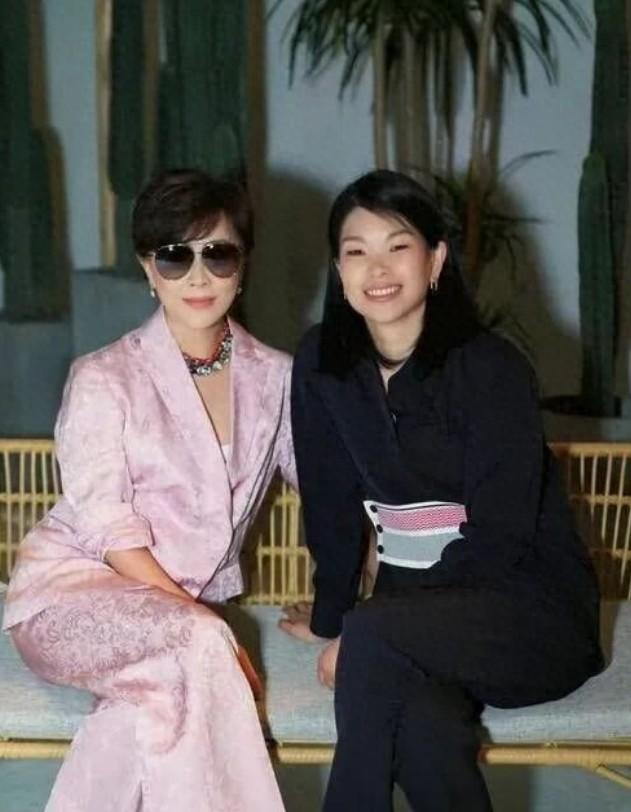 恩爱15年抵不过残酷现实！43岁吕燕貌美如花，63岁法国老公已萎缩