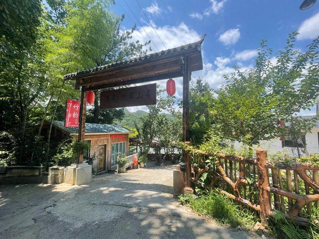 观山湖：湖山为枕觅清凉 环湖旅居点燃“避暑经济”