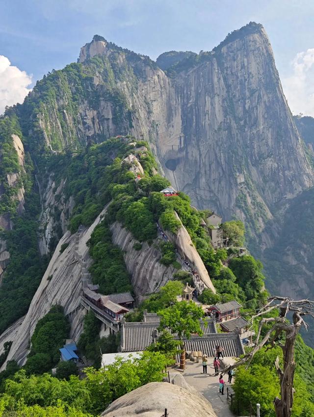 上海人爬了华山和峨眉山，实话实说，差别还是很大的