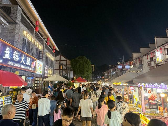 荷城烟火：游客如织 共赴清凉之约