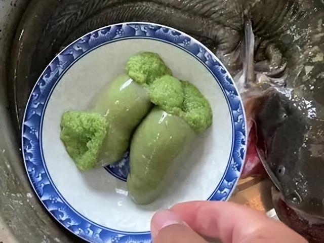 这绿了吧唧的东西看着恐怖，但你绝对吃过它的同类！