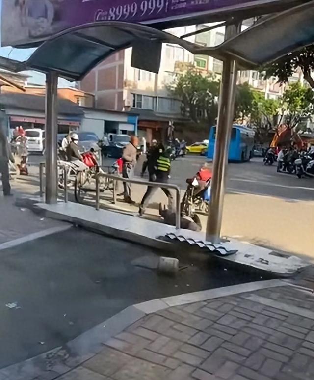 福建一老人疑与城管队员发生口角，被推倒后离世，城管局：涉事队员被停职，警方正侦办