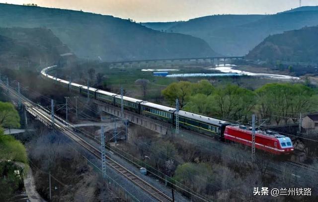 #“我的铁路风景”故事汇#通向家的那一班车