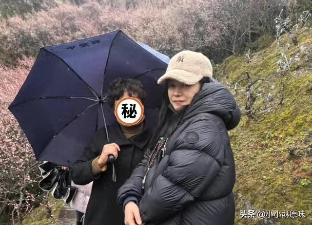 49岁赵薇现身安徽老家，全副武装难掩落魄？曾经的顶流如今怎样了