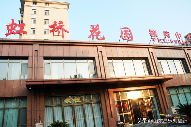 携老伴虹桥花园赏菊（上）