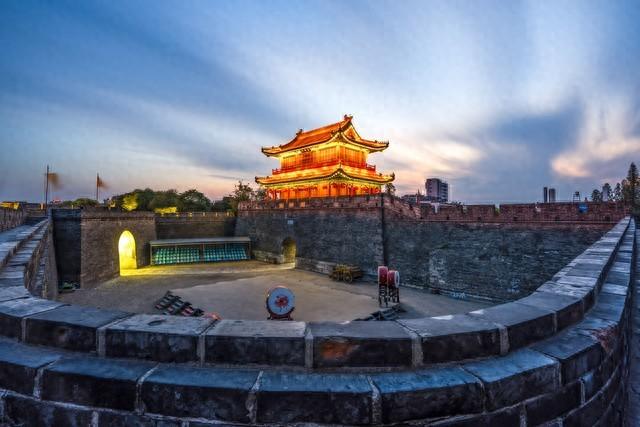 平遥人，去了襄阳跟荆州，直言不讳：襄阳人跟荆州人气质截然不同