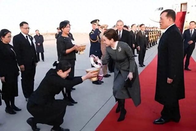 苏提达给泰王长脸了，衣着端庄、颜值高	、气质好，太符合国人审美