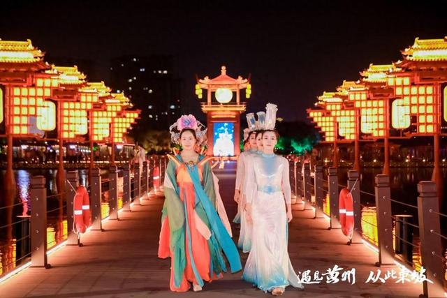 黄冈国庆文旅火爆开场，东坡文化夜游受热捧，33家单位免费停车