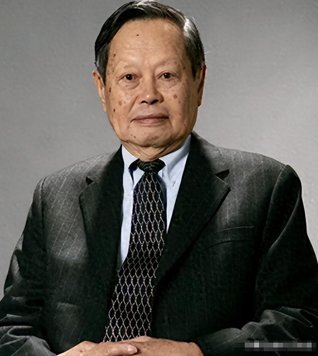杨振宁去世才2天，令人恶心的一幕出现了，杨振宁助理曾辟谣
