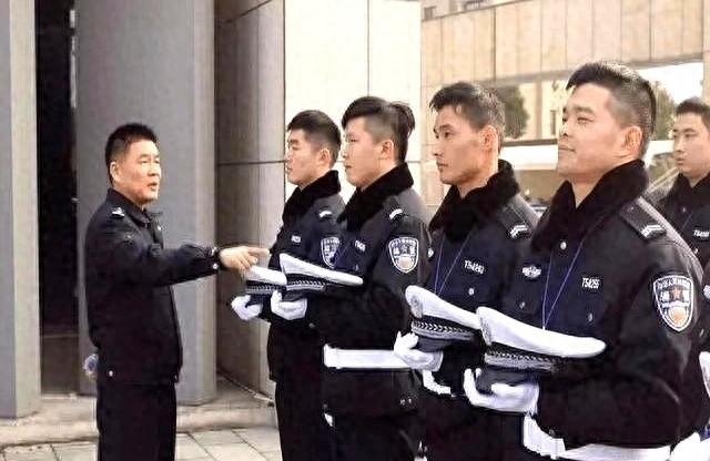 辅警四年，我终于扯下了那枚“临时工”的袖标