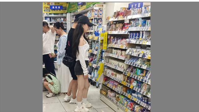 汪峰与森林北日本买药被拍，女方膝盖满是瘀青，身材比例引争议