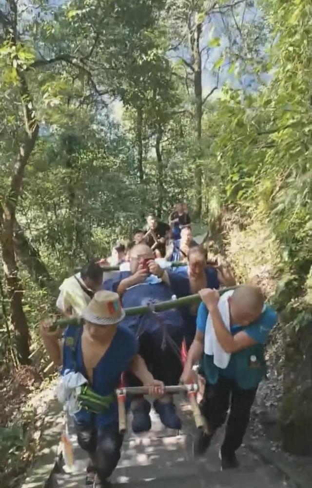 263斤男子请9名轿夫抬滑竿上峨眉山：往返42公里耗时10小时，支付22100元