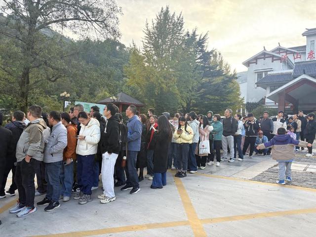 面向山东居民推出免票政策后，潍坊临朐沂山风景区错峰游热度攀升
