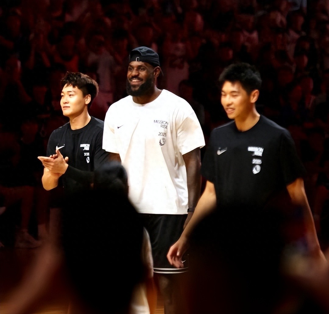 詹姆斯与赵睿李梦现场互动(詹姆斯中国行活动在结束上海站后,如今来到成都站继续获得是盛况空前) 詹姆斯与赵睿李梦现场互动(詹姆斯中国行活动在结束上海站后,如今来到成都站继续获得是盛况空前)
