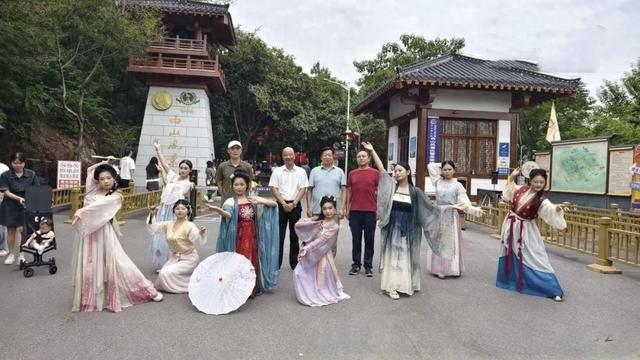 国风雅韵满西山 鄂城汉服巡游点亮双节假期