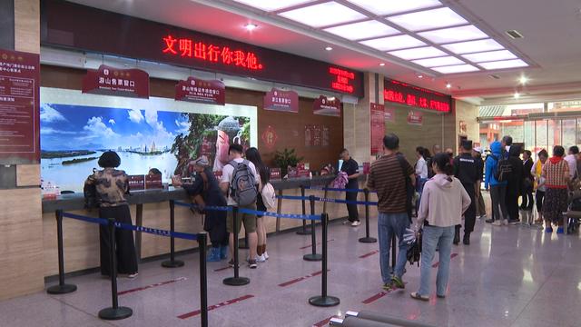 助力国际旅游沟通“无界”，多语种AI透明翻译屏亮相乐山