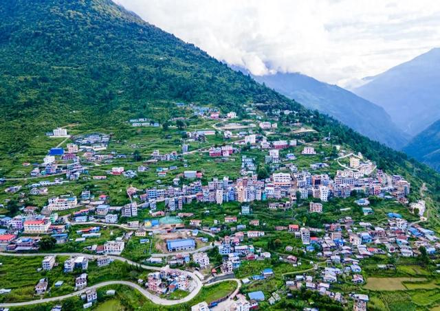 四川这个小县城火了，夏天很凉快，物价很亲民，知道的人不多