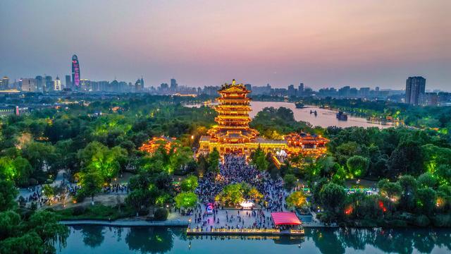 一泓清泉里，解锁济南“诗与远方”的夏日答卷