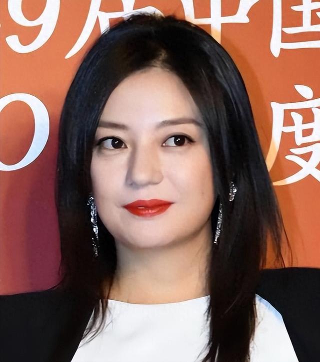 胃癌传闻真相大白半年，49岁赵薇再迎坏消息，连累的何止闺蜜李湘