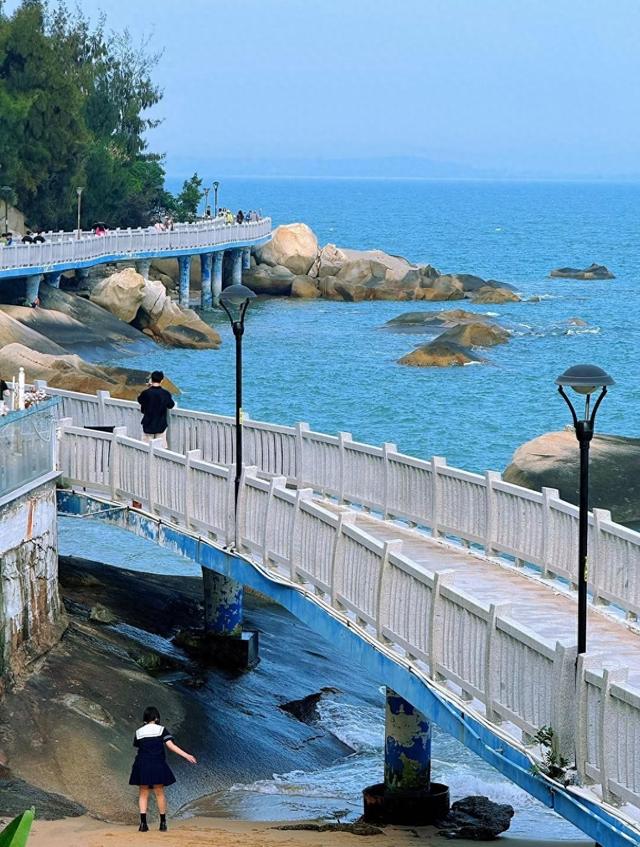 厦门环岛路木栈道，全长约6公里，一条串起碧海蓝天的诗意长廊