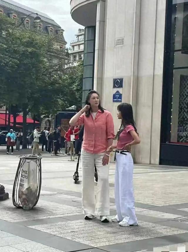 天呐！电视里看不觉得，没想到现实中身材这么魁梧，太美了