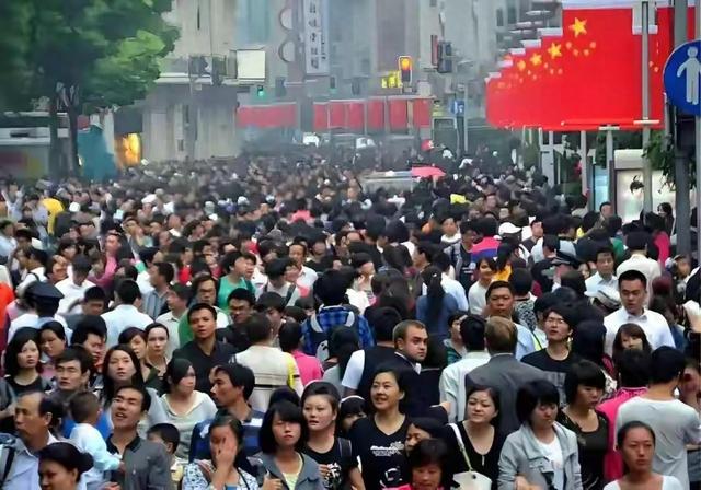 从挤爆景点到居家躺平：这个国庆，暴露了当代人最真实的生活哲学