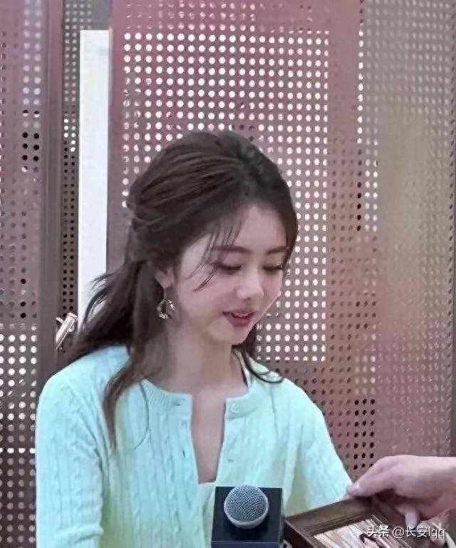 有人说谭松韵长得还行，见了真人我才明白，这简直是美得无法低调