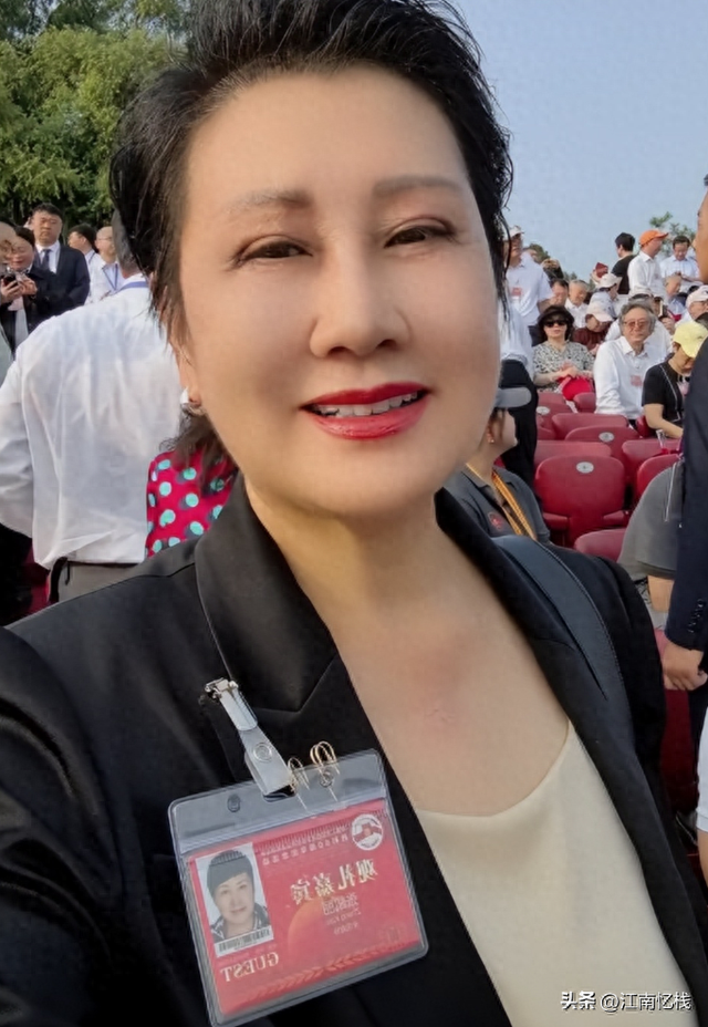 没想到，63岁张凯丽，因九三阅兵上的一个动作，再次实现口碑暴增