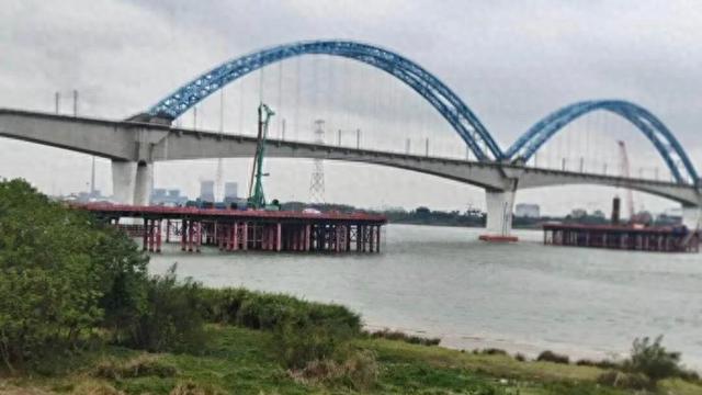 太惨了！广州一家五口驾车误入施工通道，全部坠江遇难