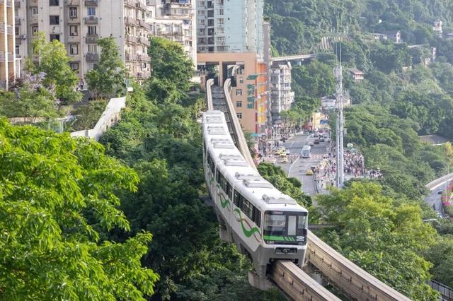 重庆轻轨：山城立体画卷里的流动坐标 | 旅行AI大喇叭