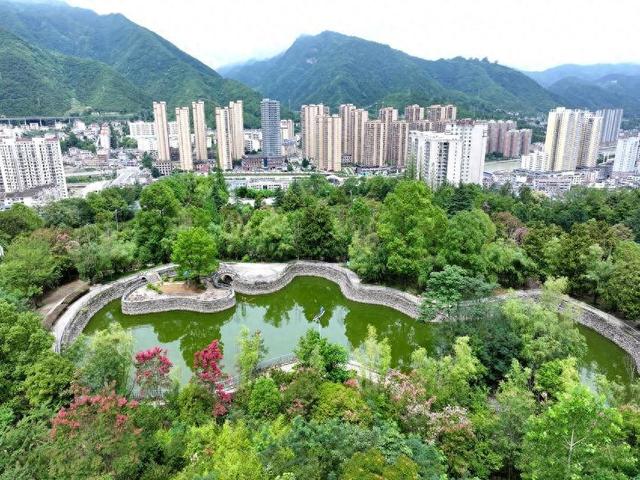 保康：紫薇绽放盈香韵 引得游人踏芳来
